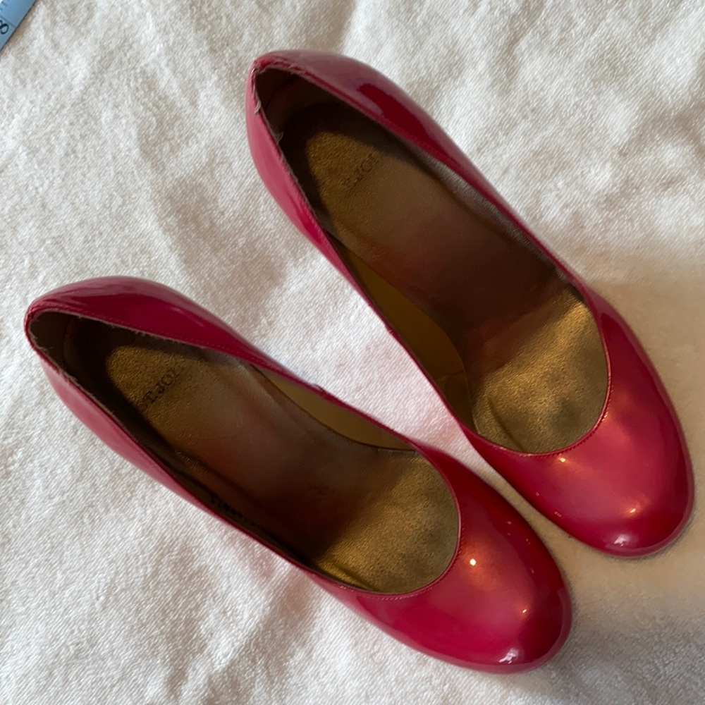 St. John’s fuchsia/pink patent leather 7.5, 4”